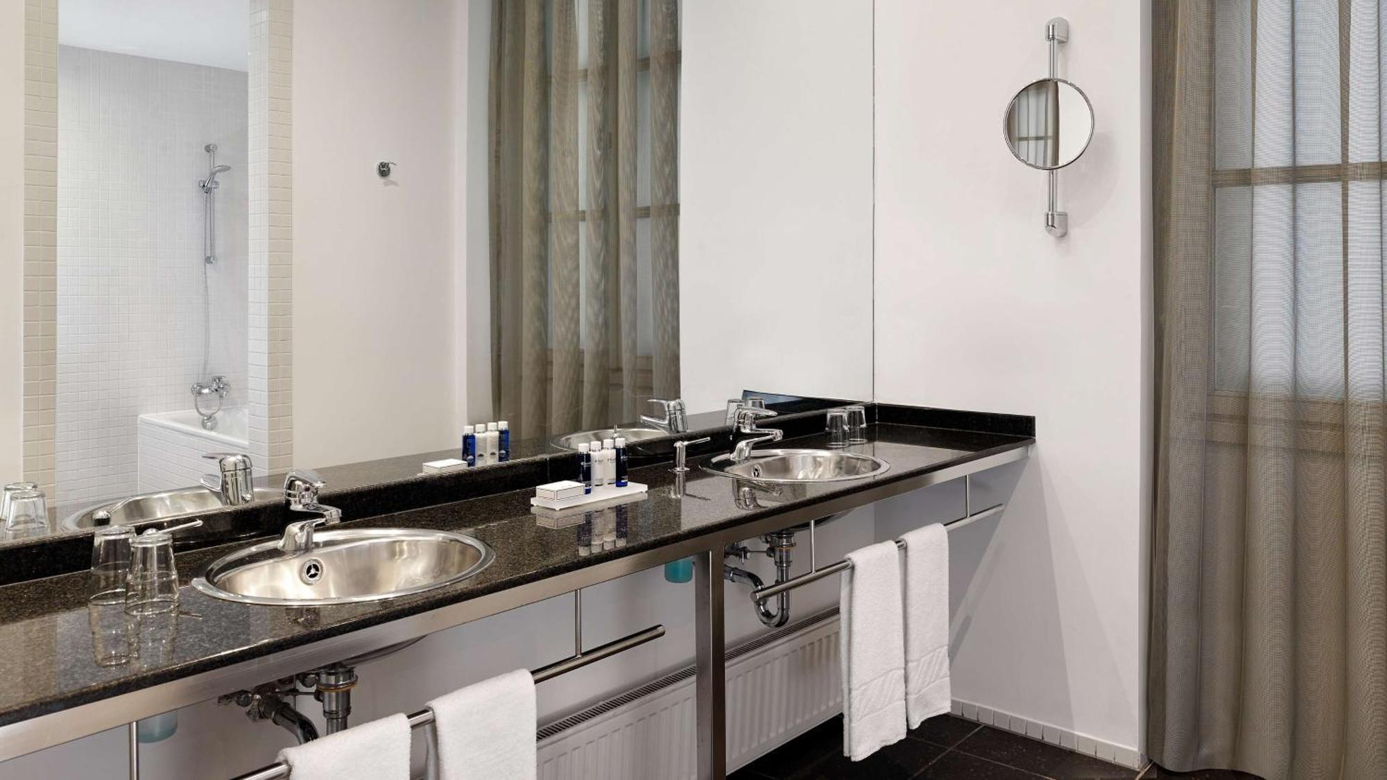 Park Plaza 4*