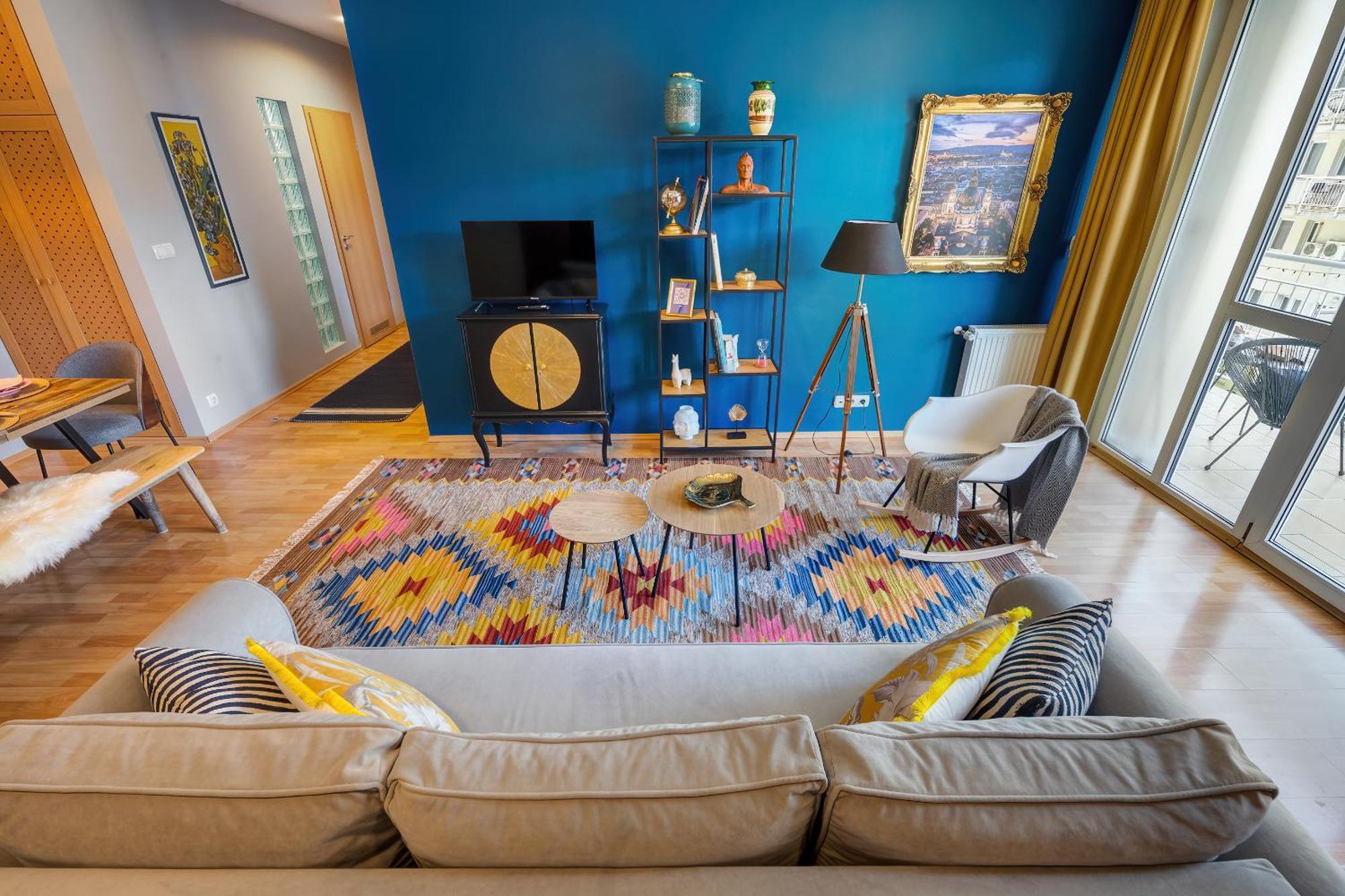 Stylish And Colorful With Balcony Budapest