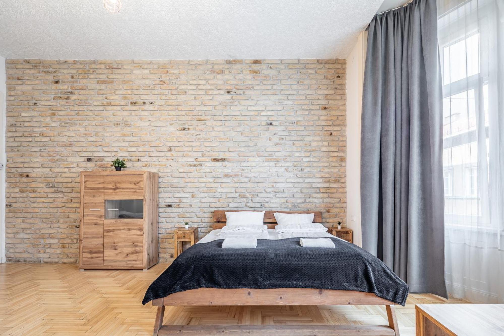 Luxurious At Center Apartment