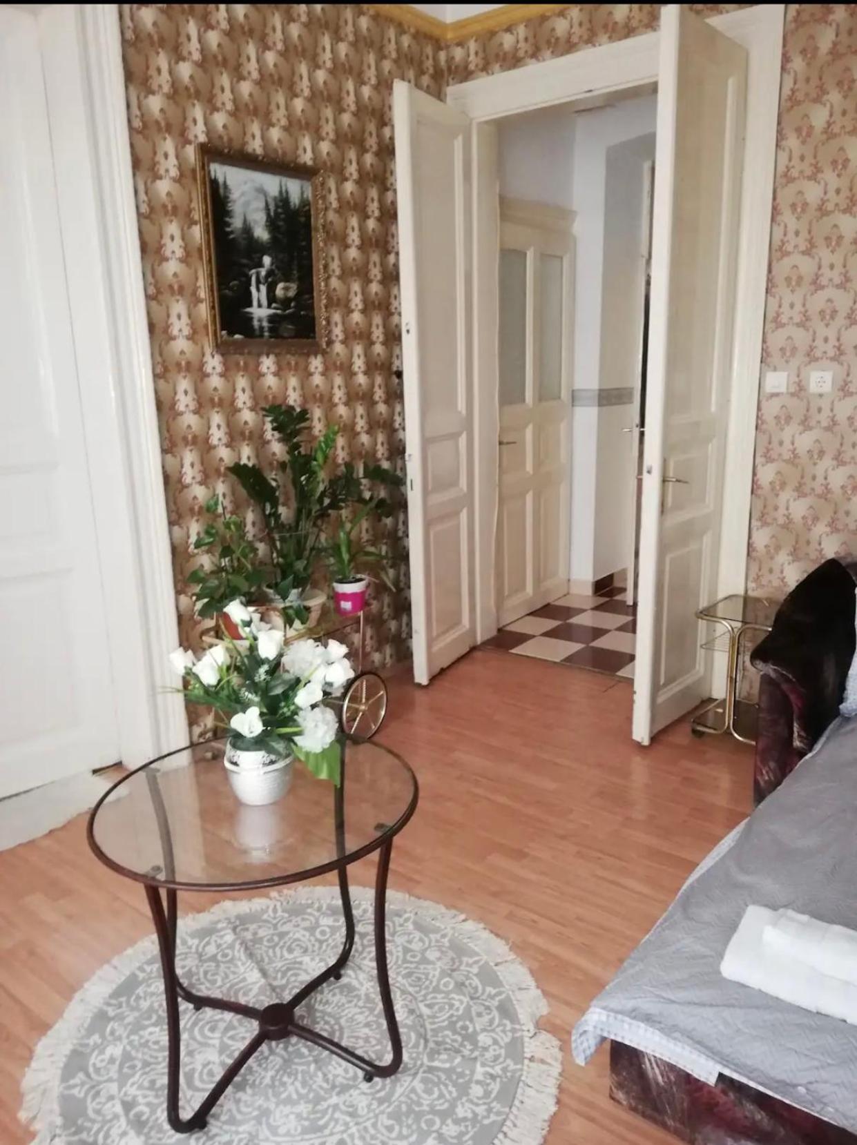 Rozsa Lak