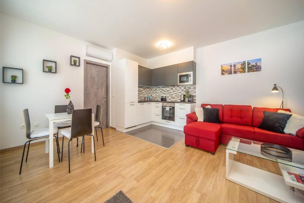 Grace Pine 1 * Budapest