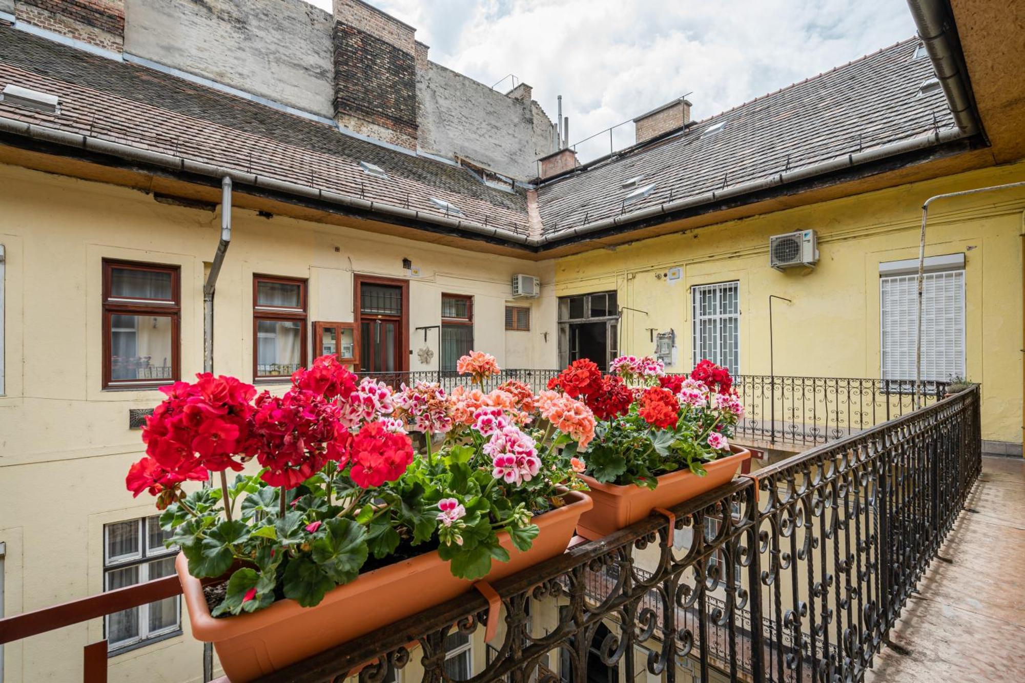 Apartman Solar System With Gallery Budapest