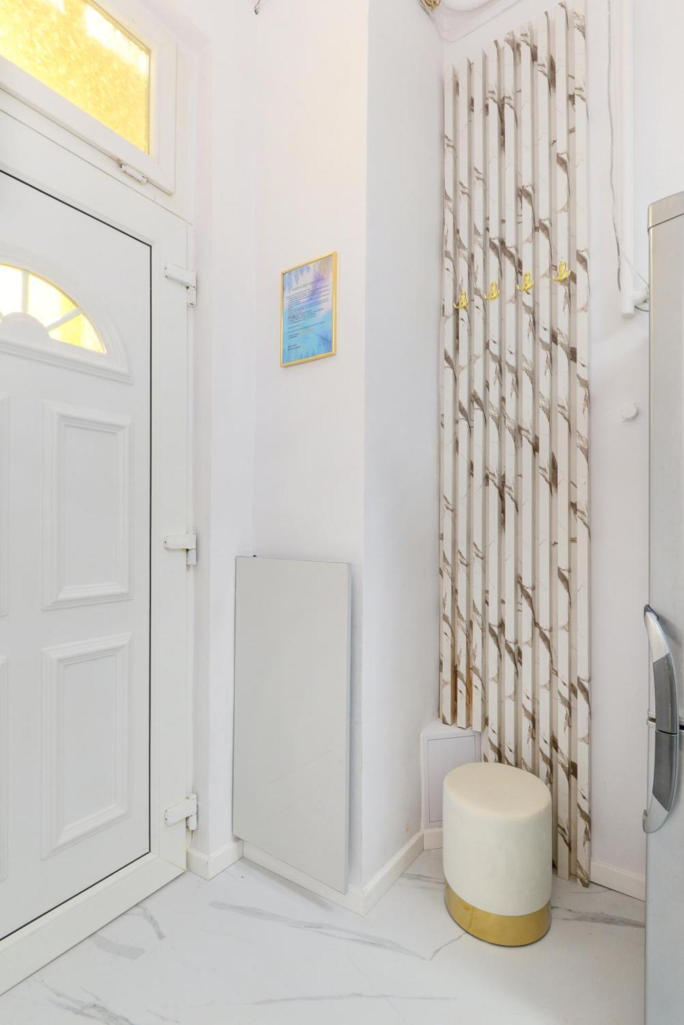 White & Gold Apartment *