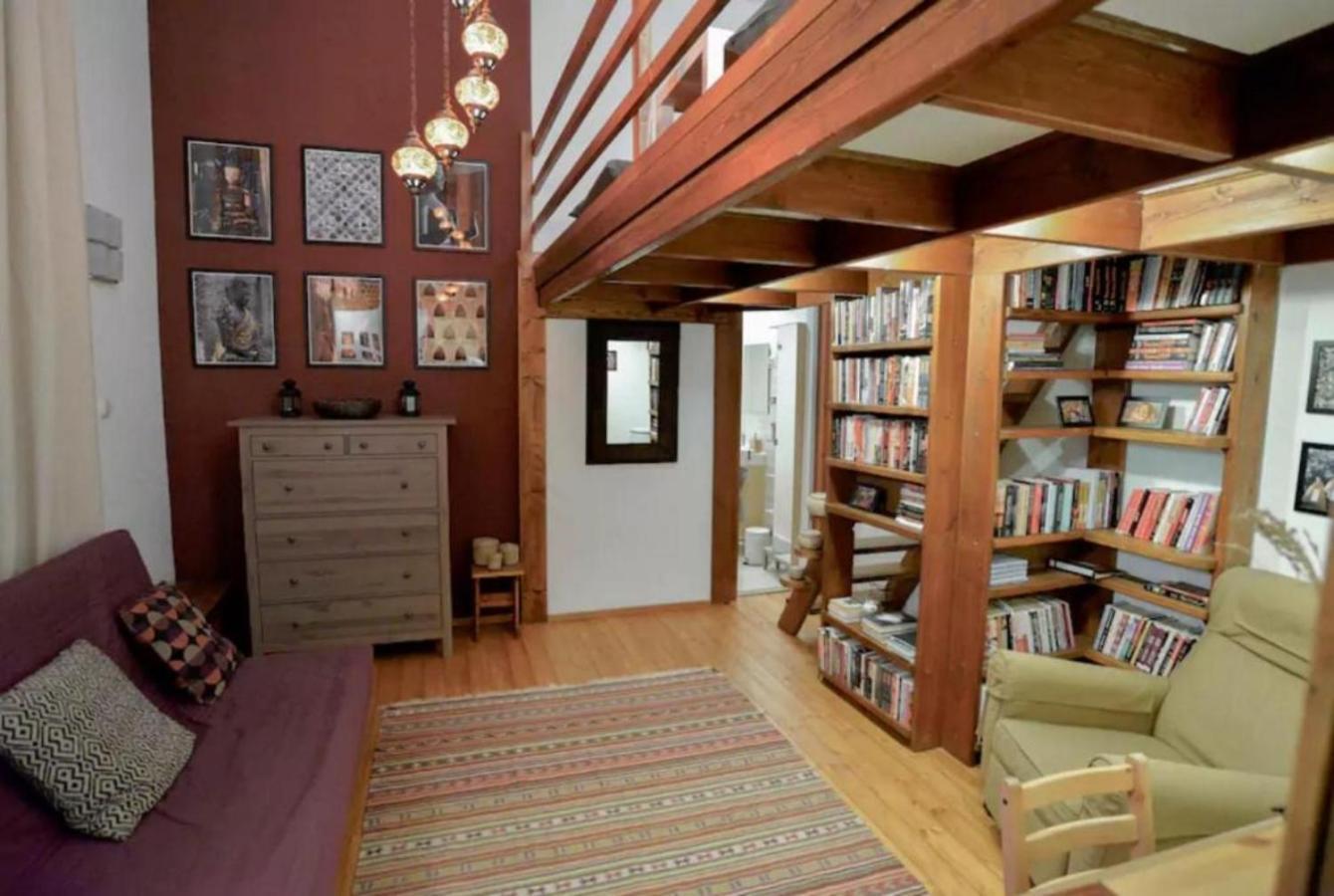 Secluded Mezzanine Near Astoria Apartment
