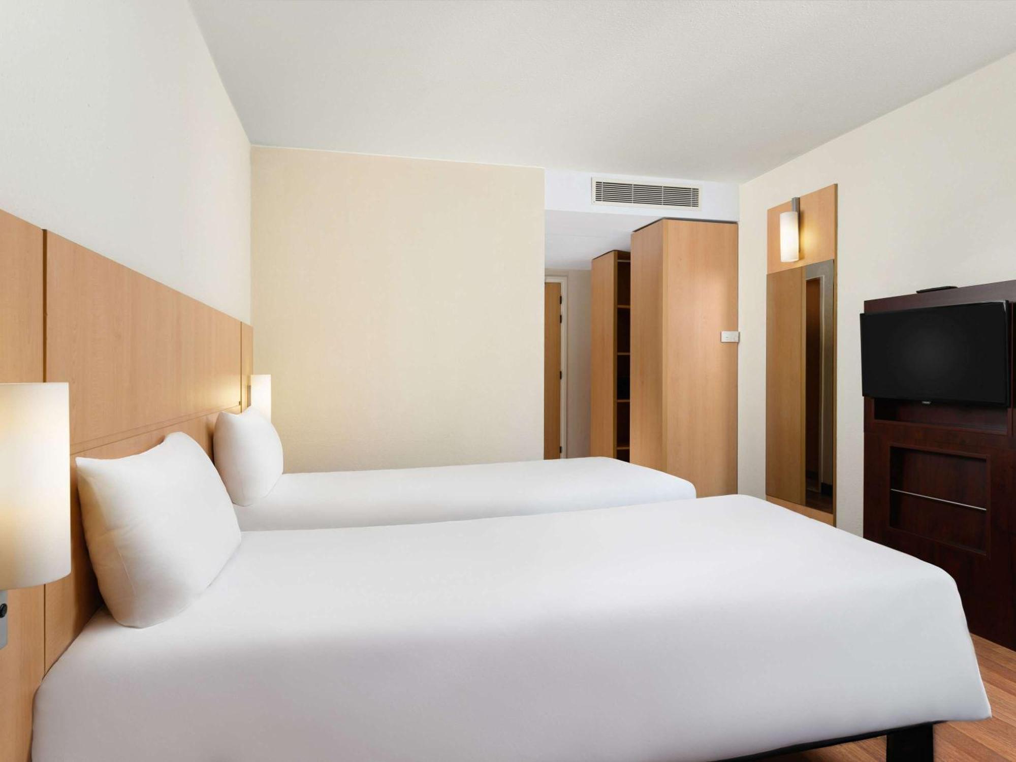 Hotel Ibis Heroes Square