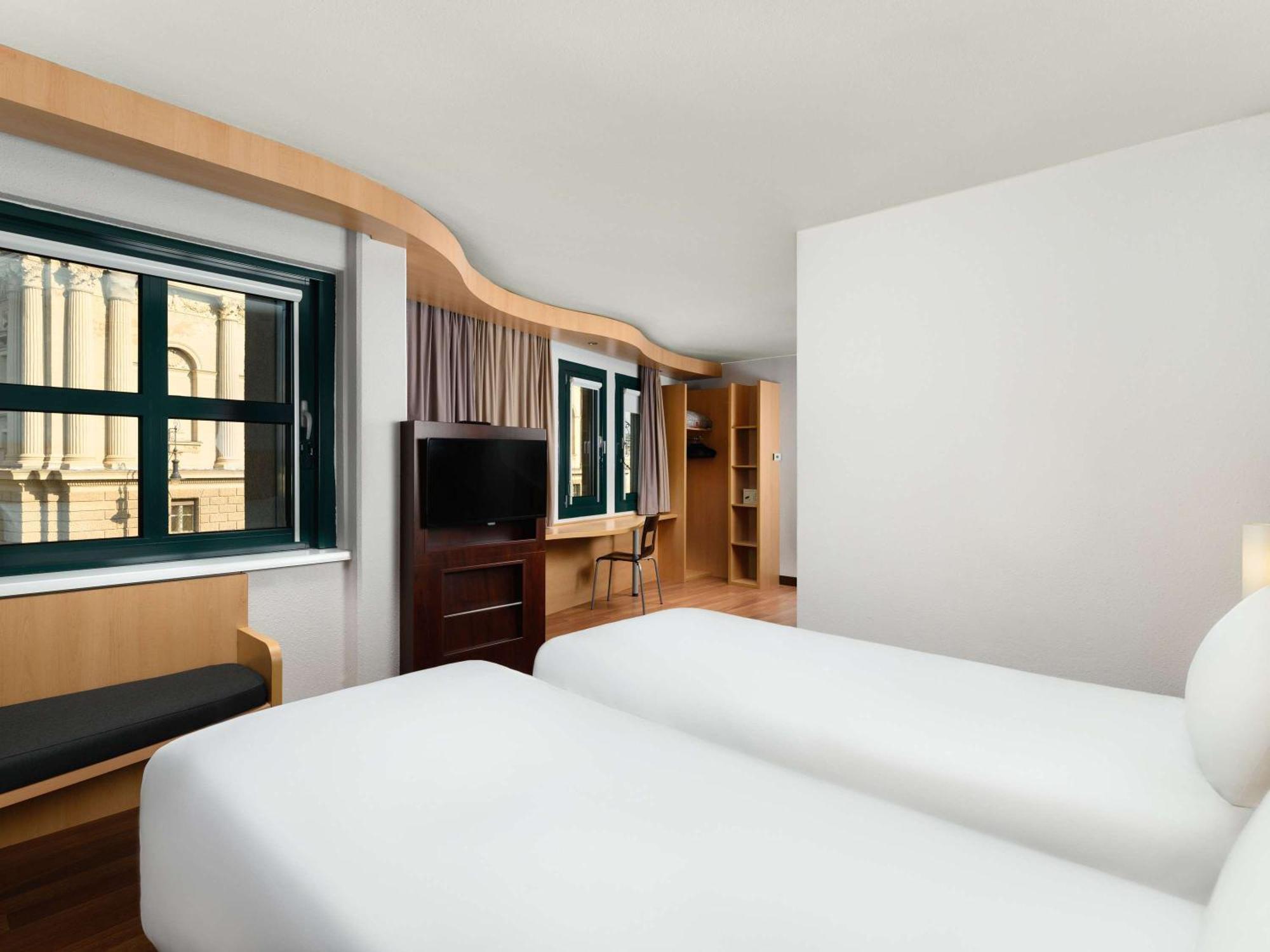 Ibis Heroes Square Hotel