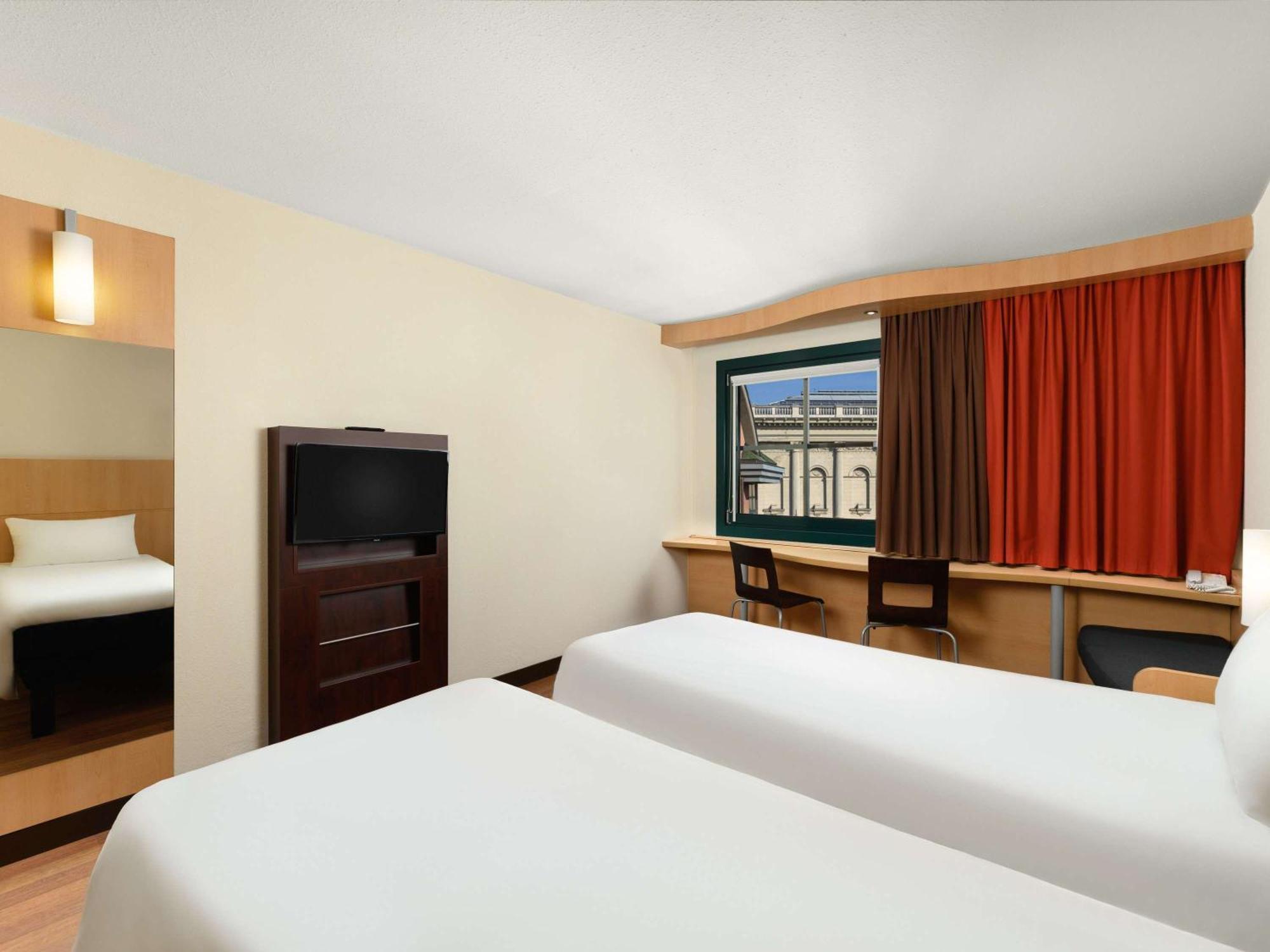 Ibis Heroes Square Hotel 3*