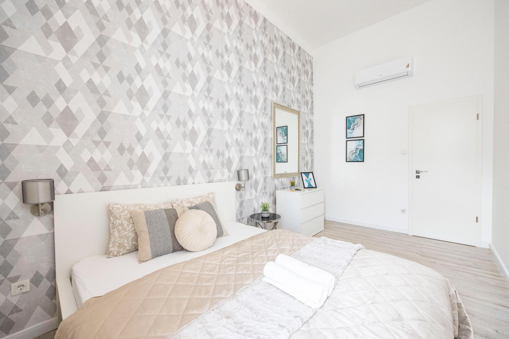 Deluxe Grand W/ 5 Bedrms Apartman Budapest