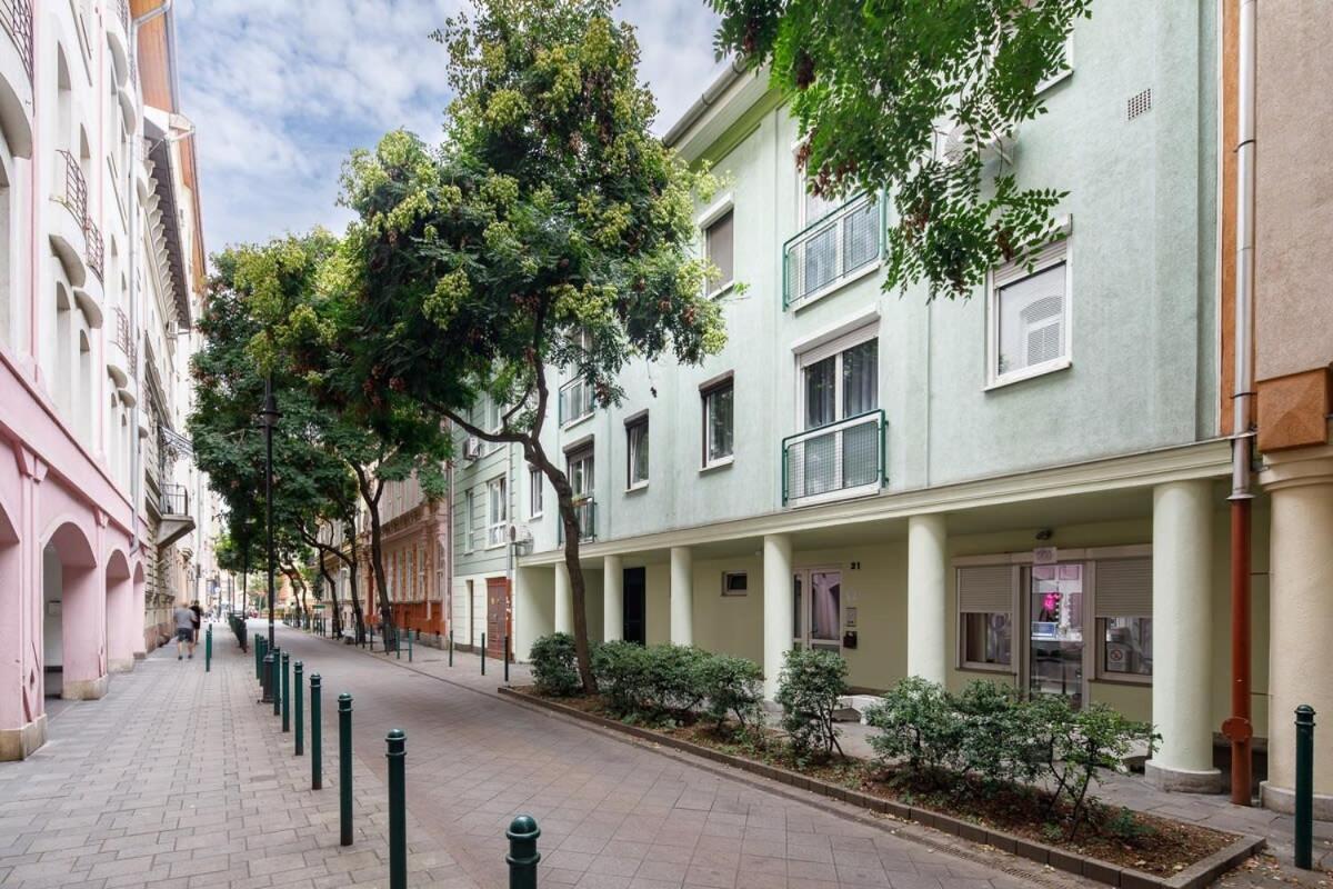Central And Modern In Angels Street