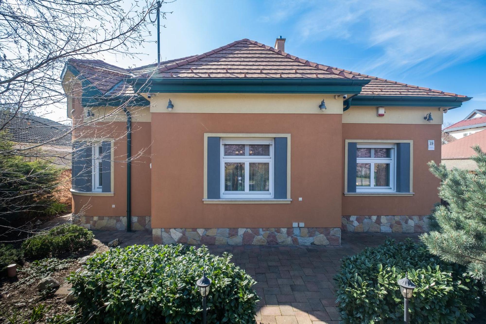 Villa Giovanni's Airport House Budapest