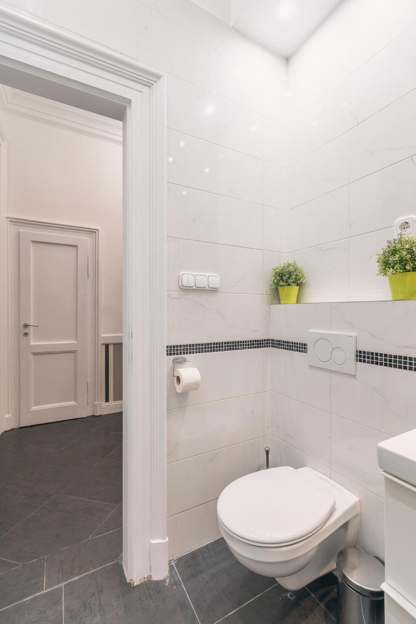 Ruin Bar 2 Bedroom 1.5 Bath Apt. Sleeps 6 * Budapest