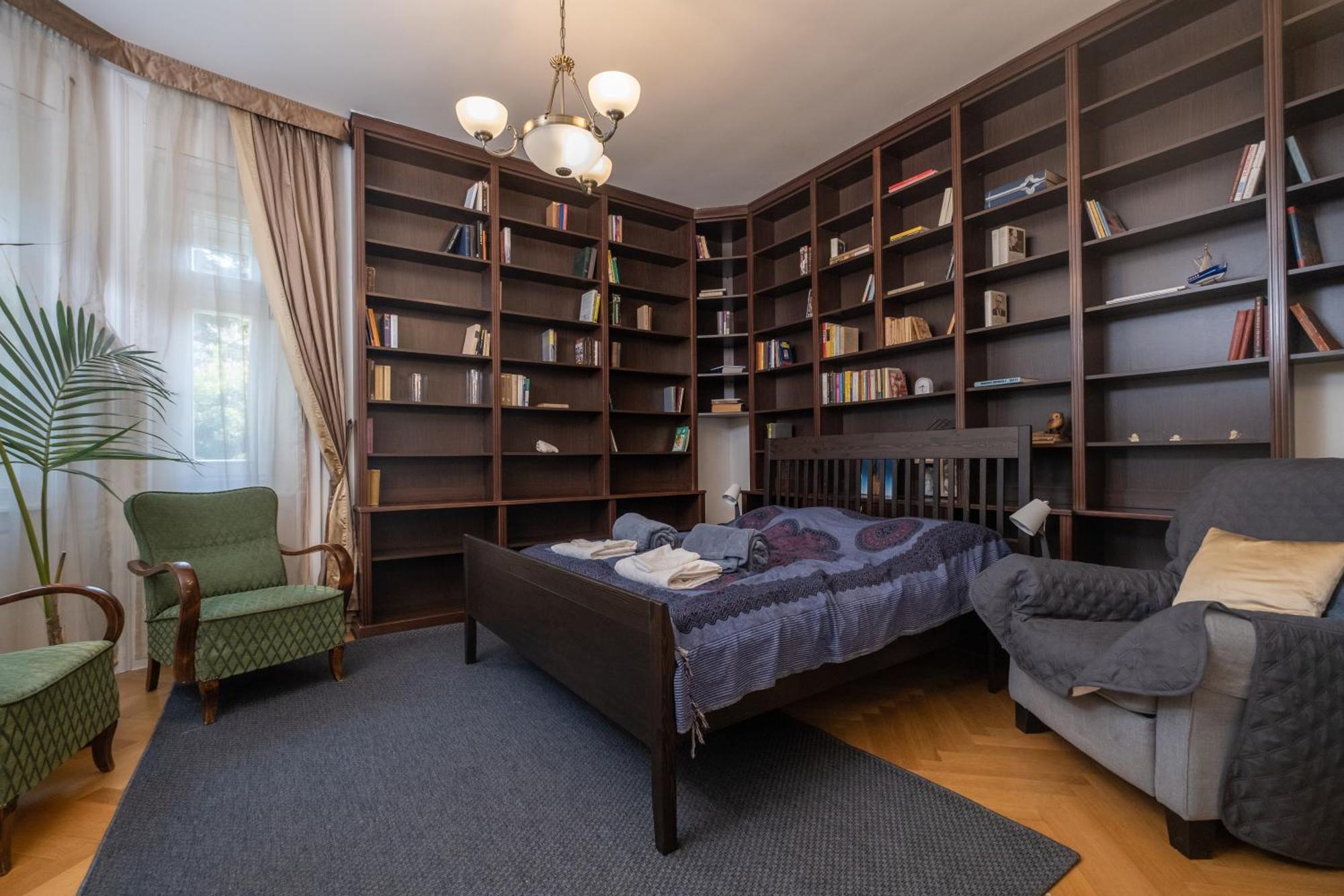 Giovanni's Airport House * Budapest