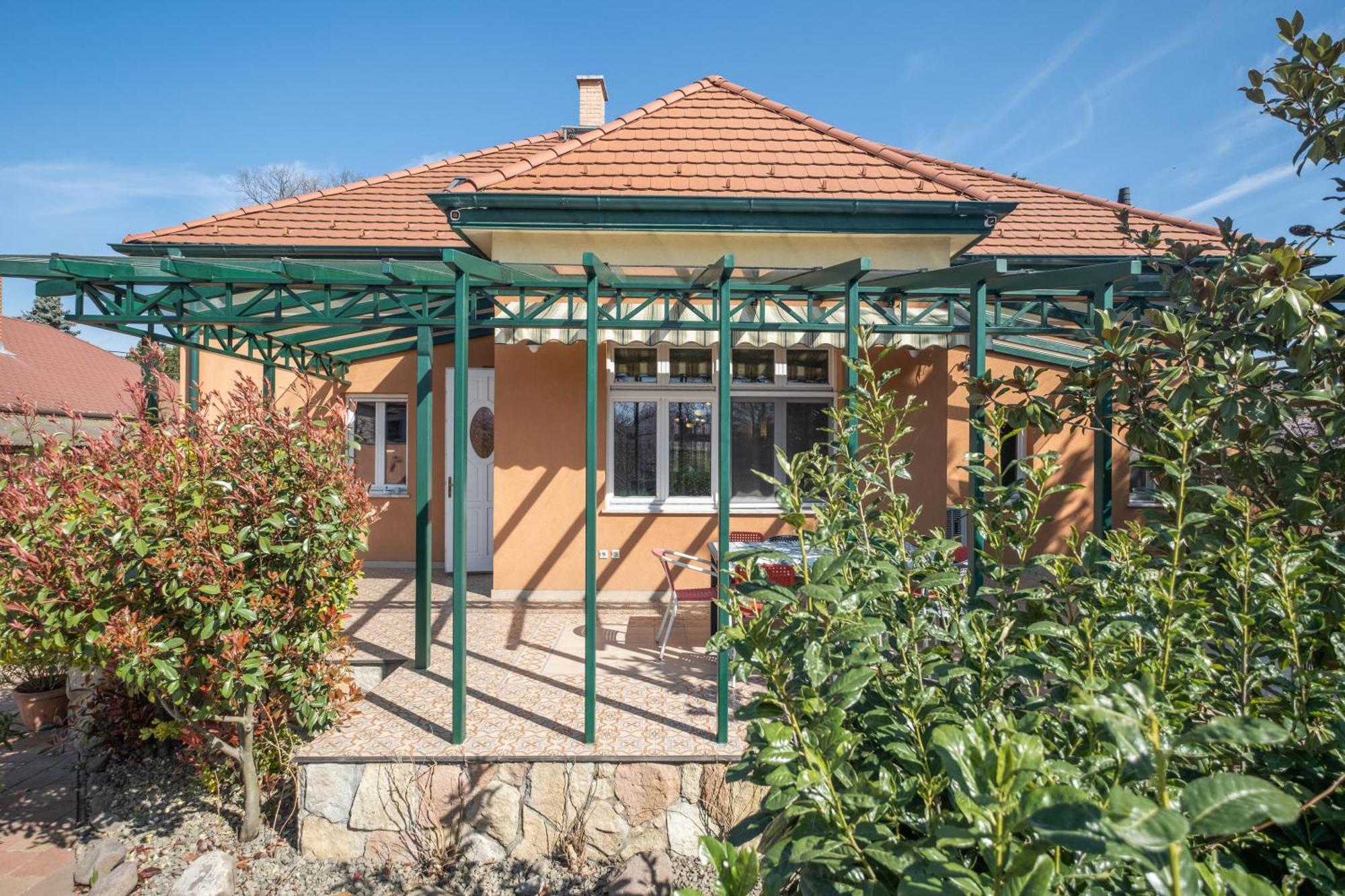 Giovanni's Airport House *