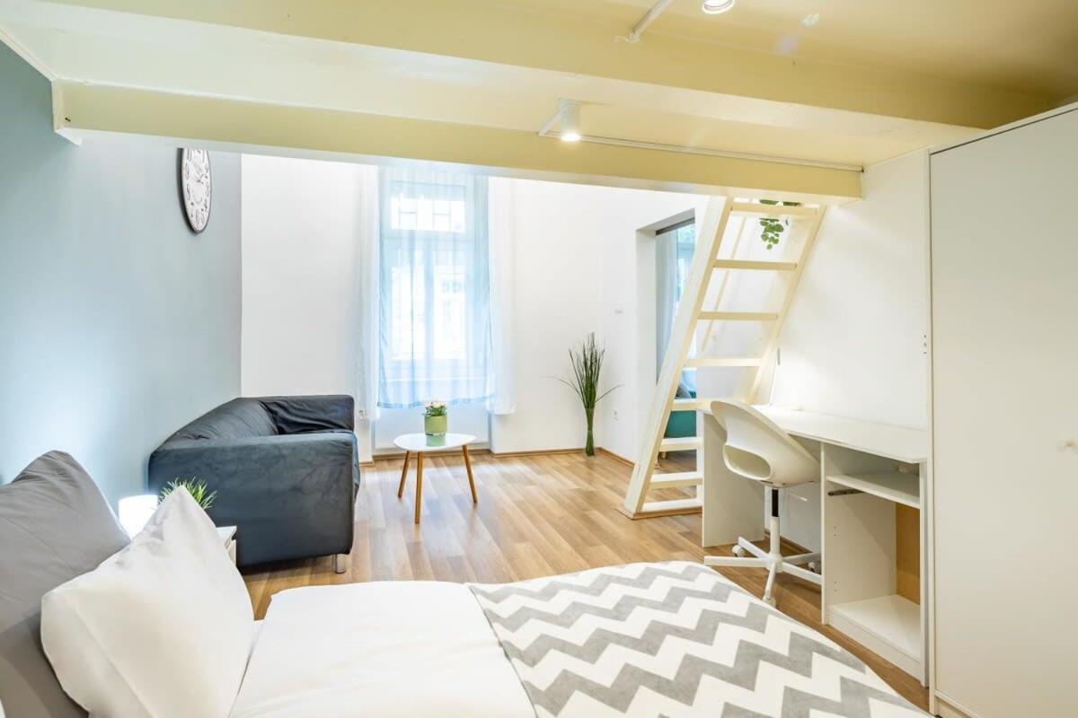 Comfy And Bright In The Center