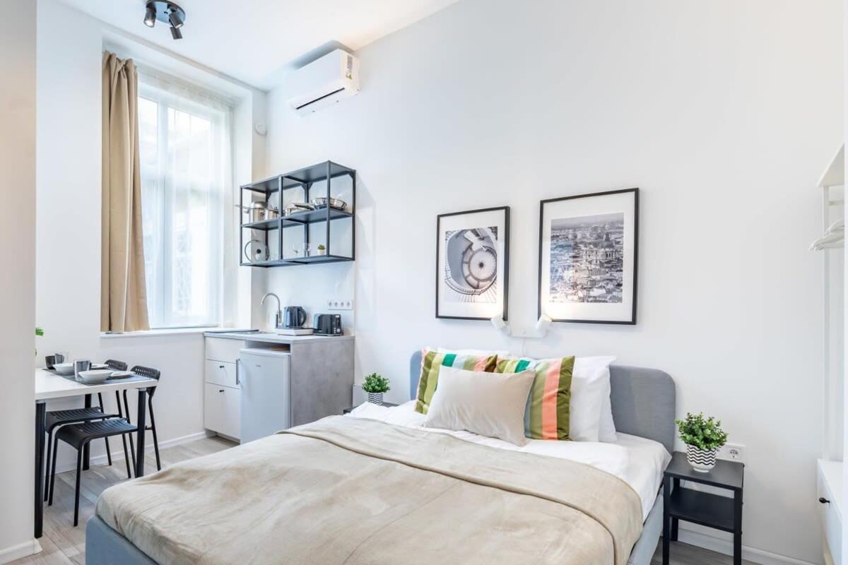Very Charming - New - Budapest