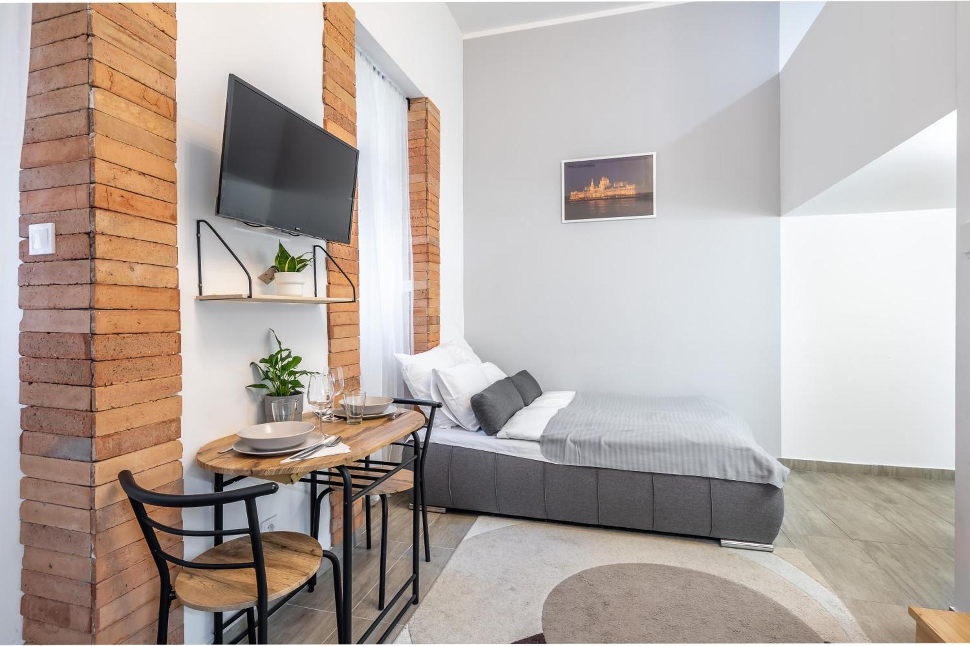 And Homey With Good Transport Link Apartment