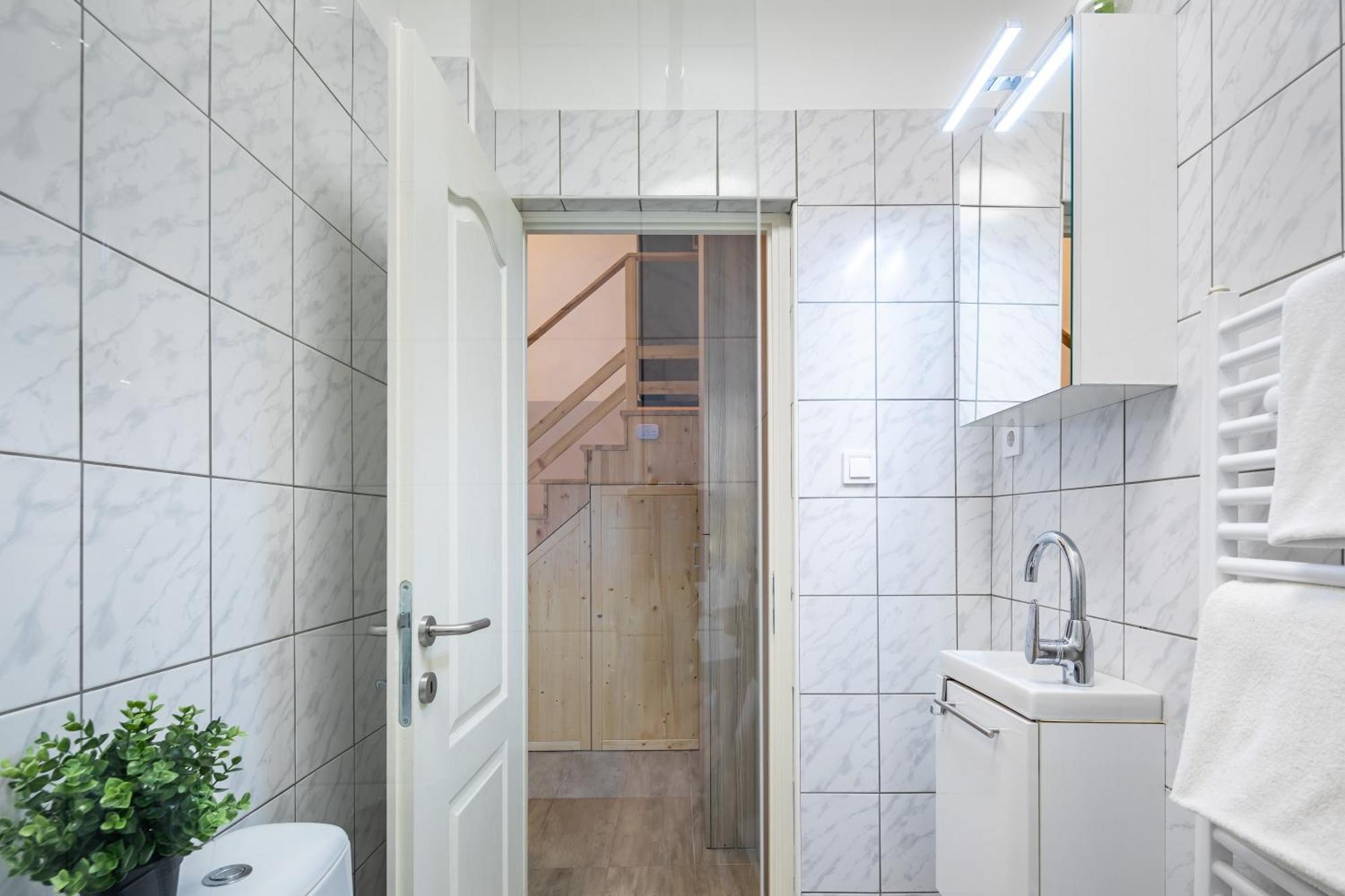 Apartment And Homey With Good Transport Link Budapest