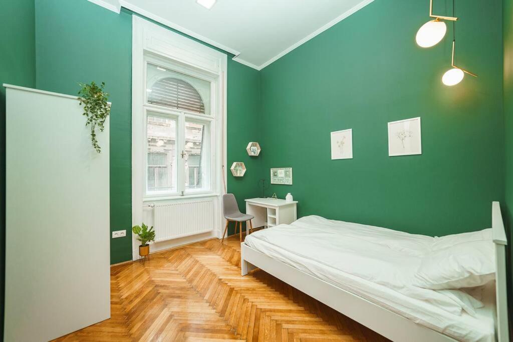 Cityscape Budget Art Deco Apartman