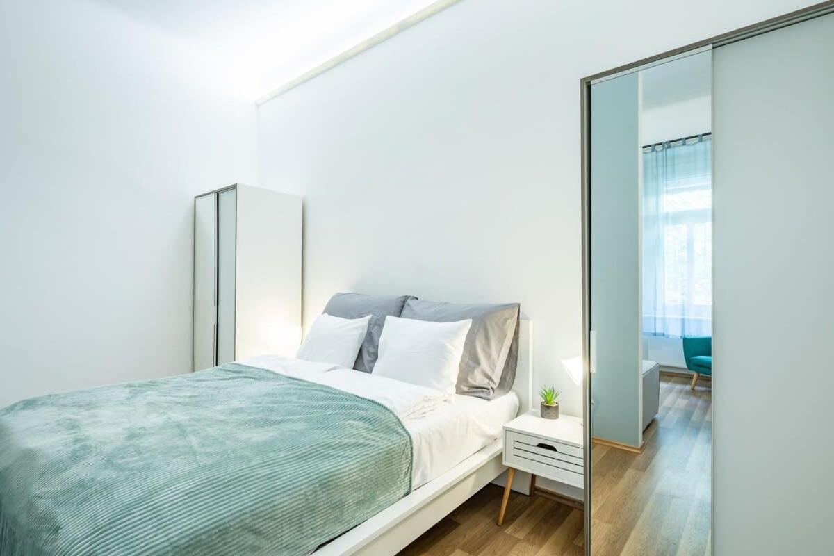 Comfy And Bright In The Center Apartment