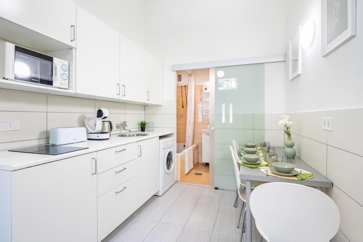 Comfy And Bright In The Center Apartment *