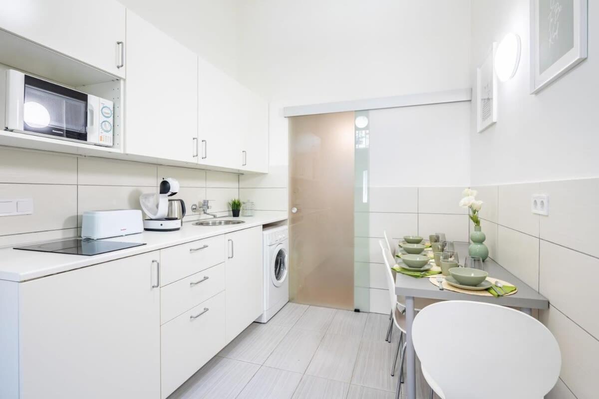 Comfy And Bright In The Center Apartment