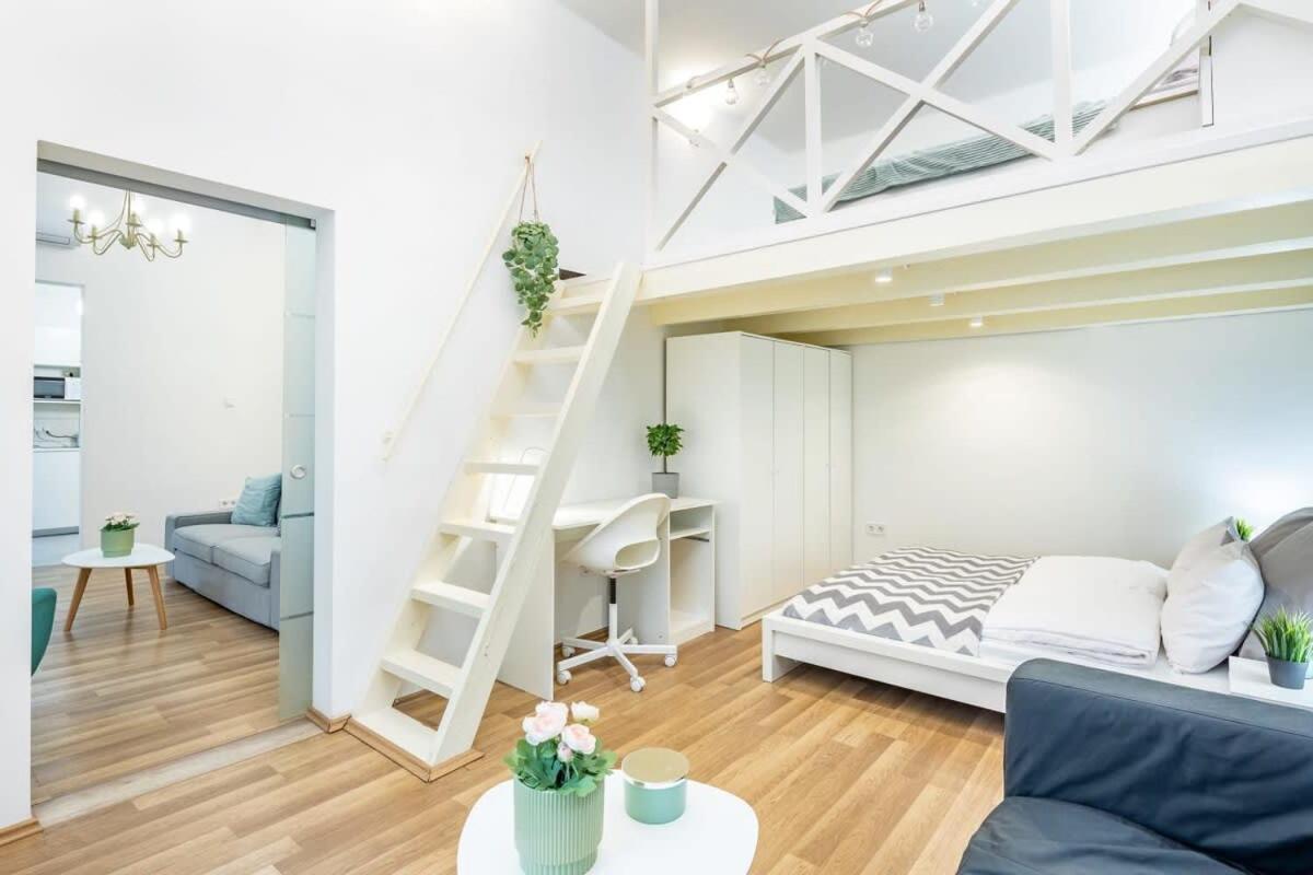 Comfy And Bright In The Center Apartment *