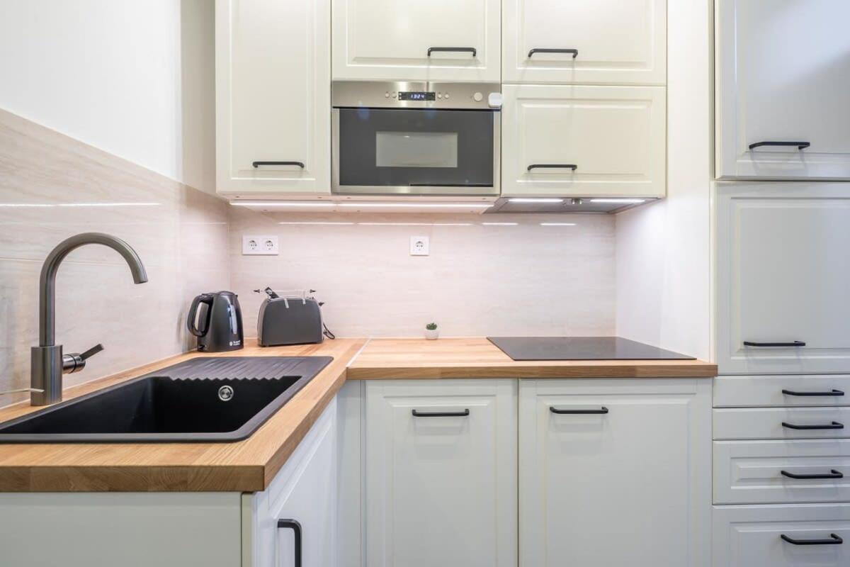 Modern In Downtown Area Apartment *