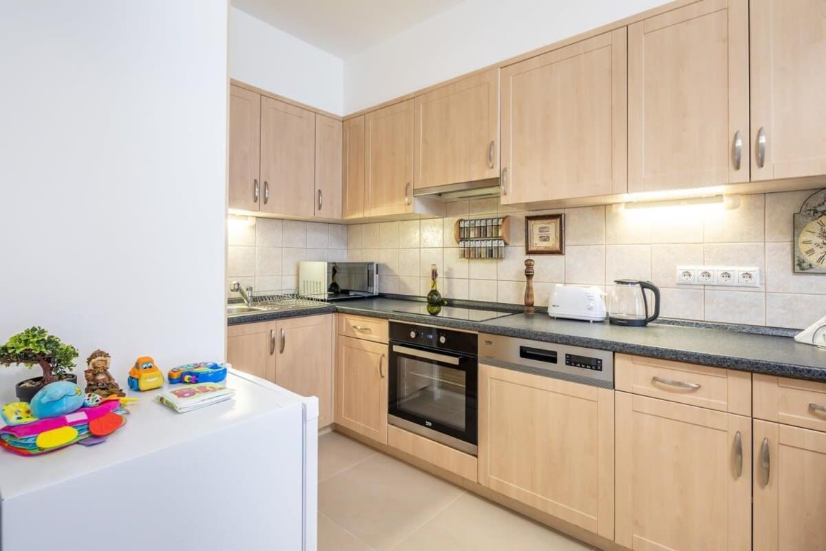Homey With Ac And Balcony Appartamento