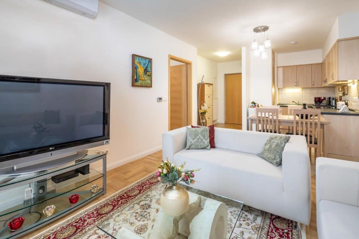 Homey With Ac And Balcony Budapest
