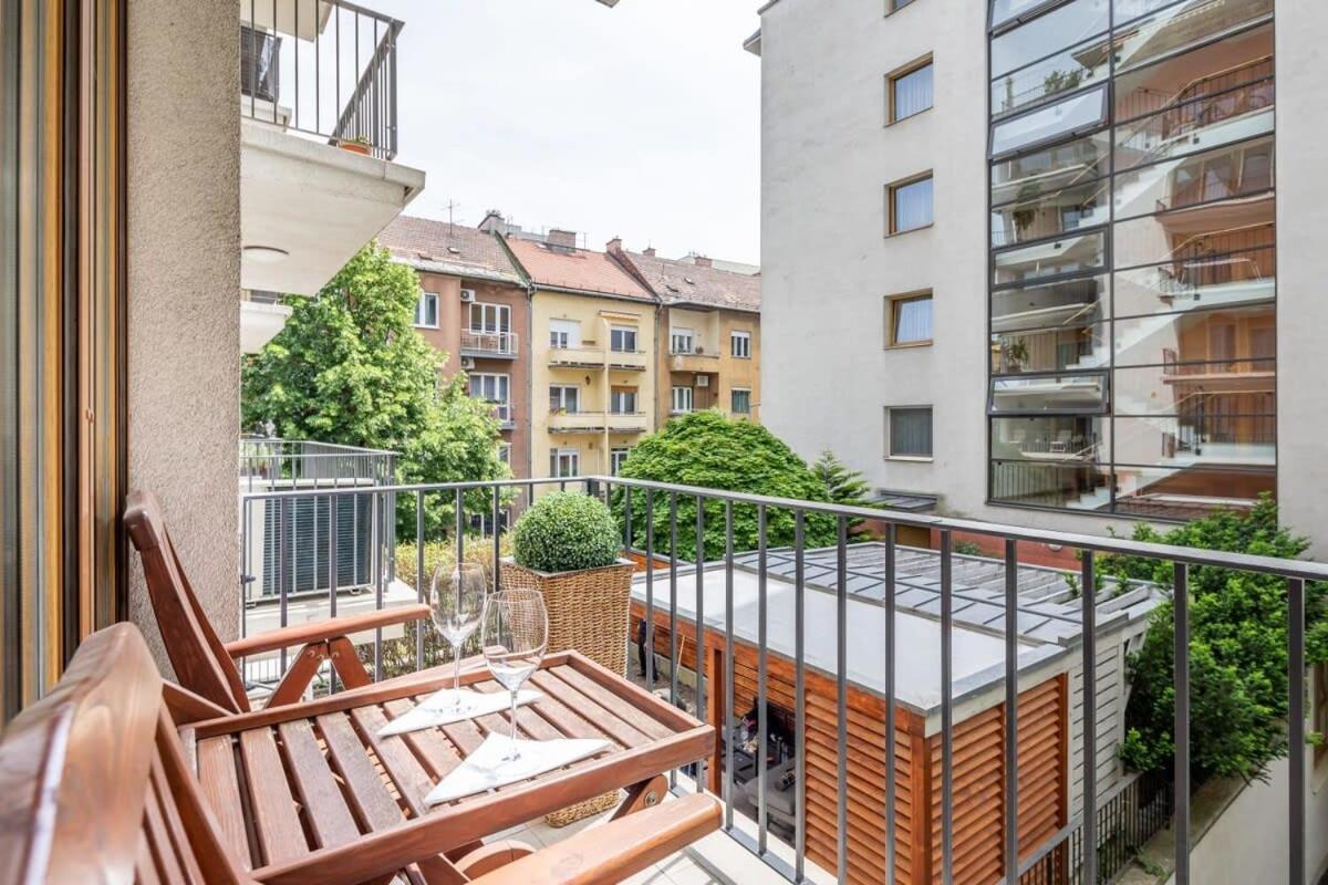 Homey With Ac And Balcony Appartamento