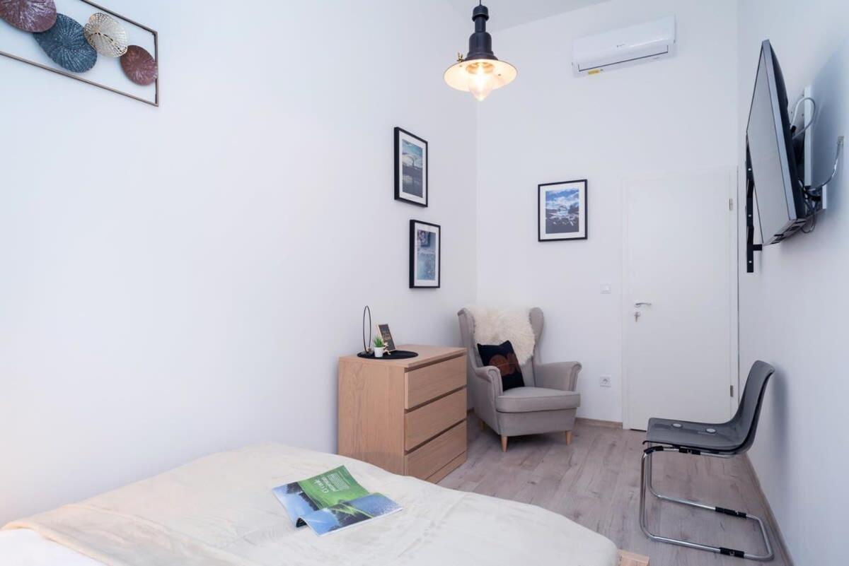 New Stylish And Super Apartment