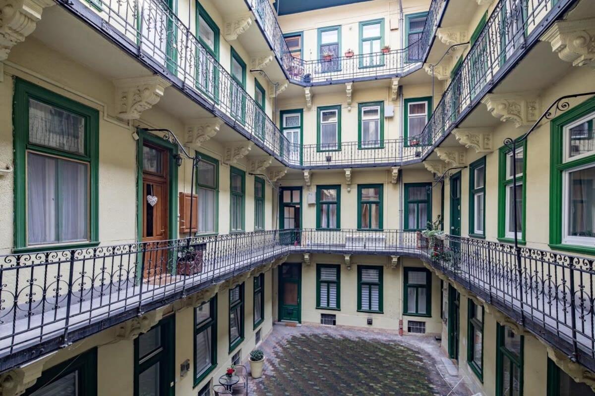 Quiet Comfort - Buda *