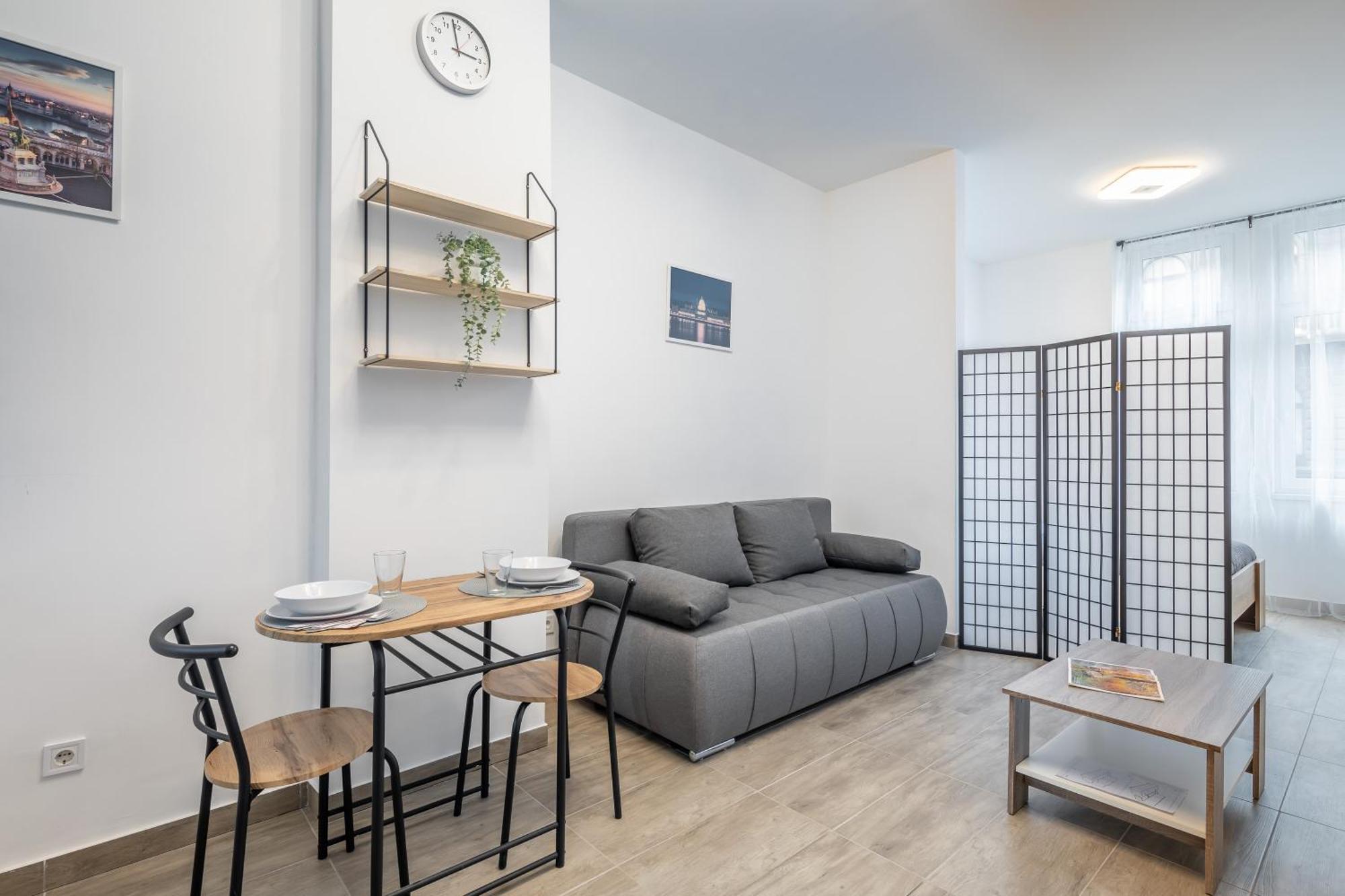 And Homey With Good Transport Link Apartment *