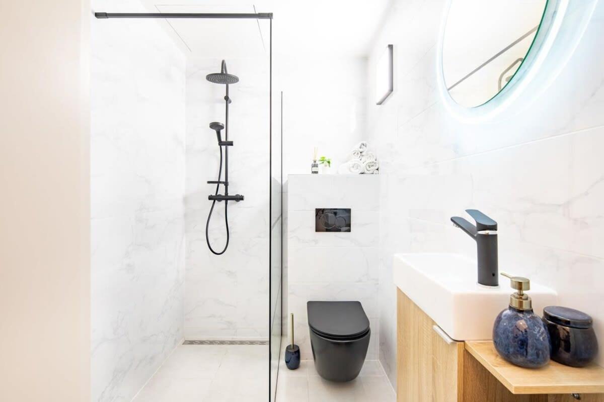 Cute Modern Getaway In The Heart Of The Apartament *