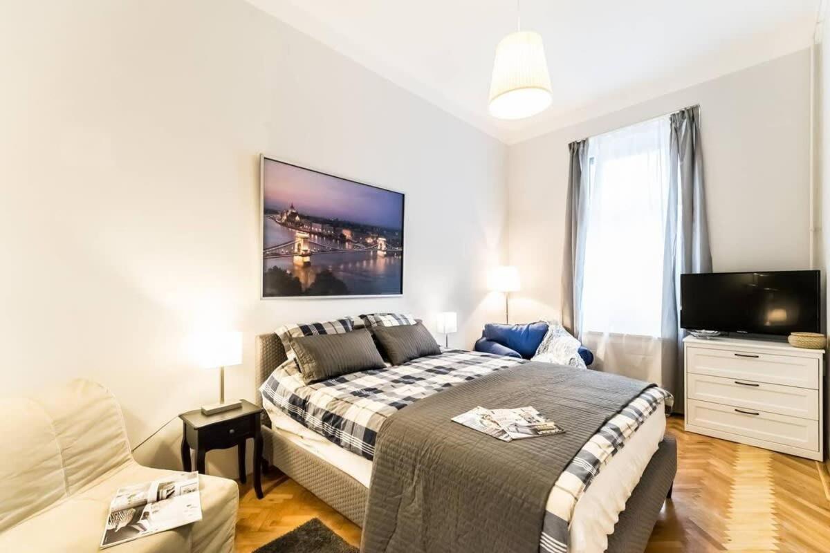 Perfectly Located, Renewed And Cozy Apartment *