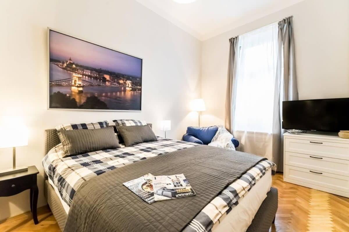 Apartment Perfectly Located, Renewed And Cozy *