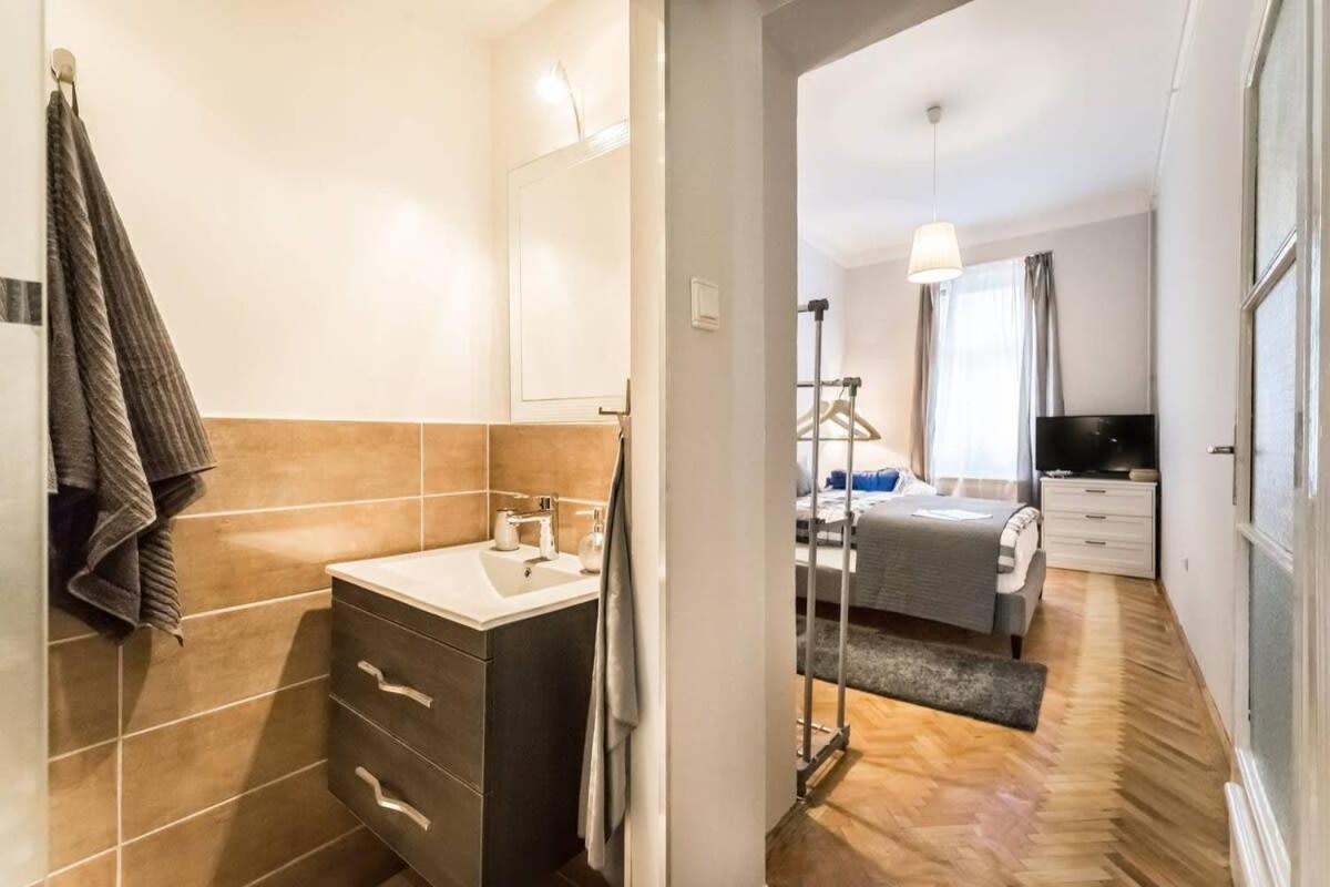 Perfectly Located, Renewed And Cozy * Budapest