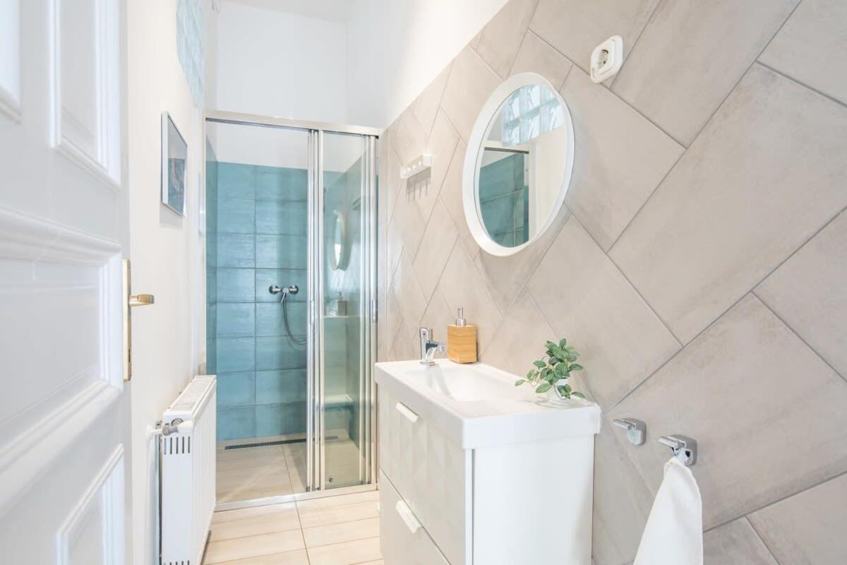 Full Comfort, 4 Bedrooms In The Heart Of The Appartement Boedapest