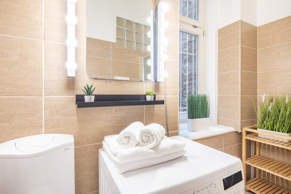 Full Comfort, 4 Bedrooms In The Heart Of The Boedapest