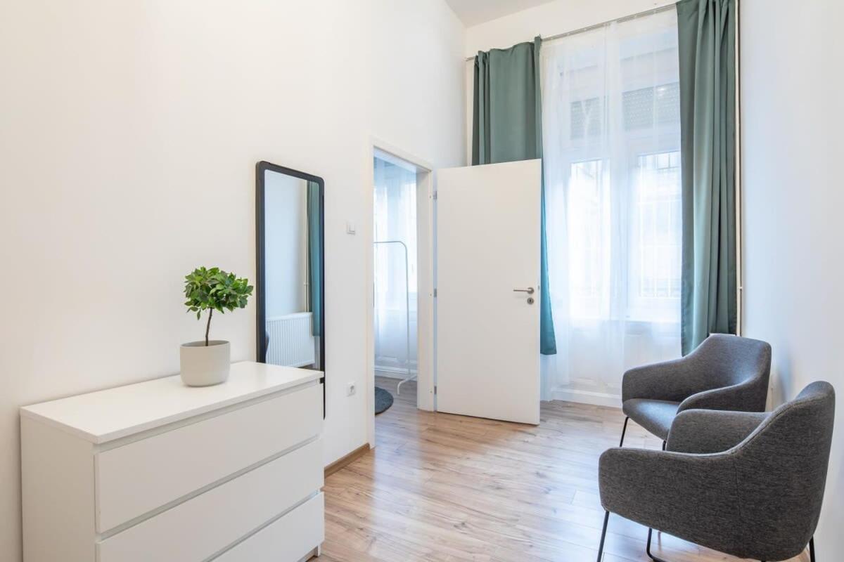 Full Comfort, 4 Bedrooms In The Heart Of The * Boedapest