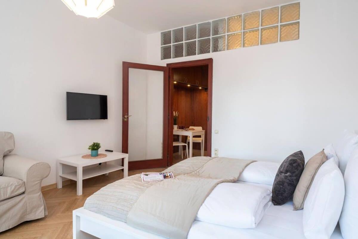 Convenient In The Heart Of Downtown Lägenhet