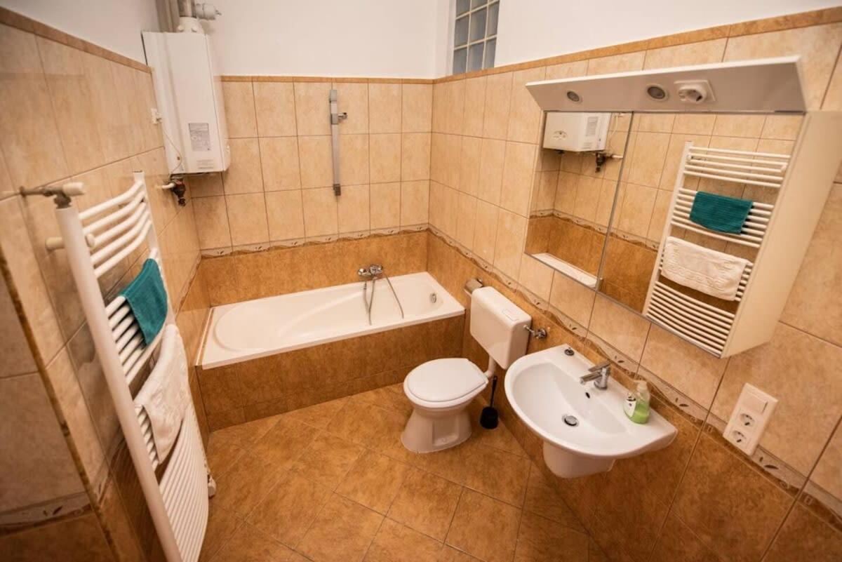 Very Convenient Large Ac Place *