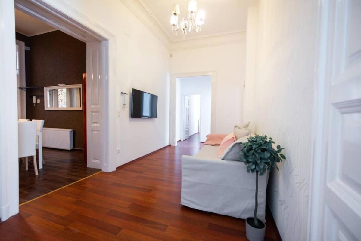 Very Convenient Large Ac Place Budapest