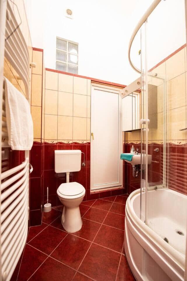 Very Convenient Large Ac Place Budapest