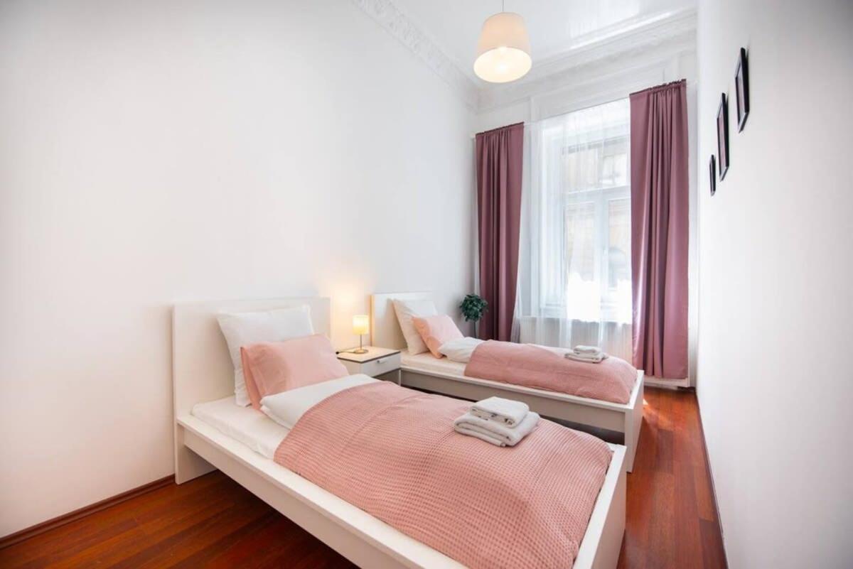 Very Convenient Large Ac Place Budapest