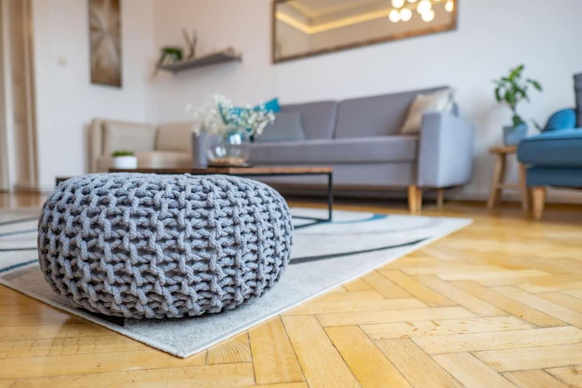 Chic Flat With River View