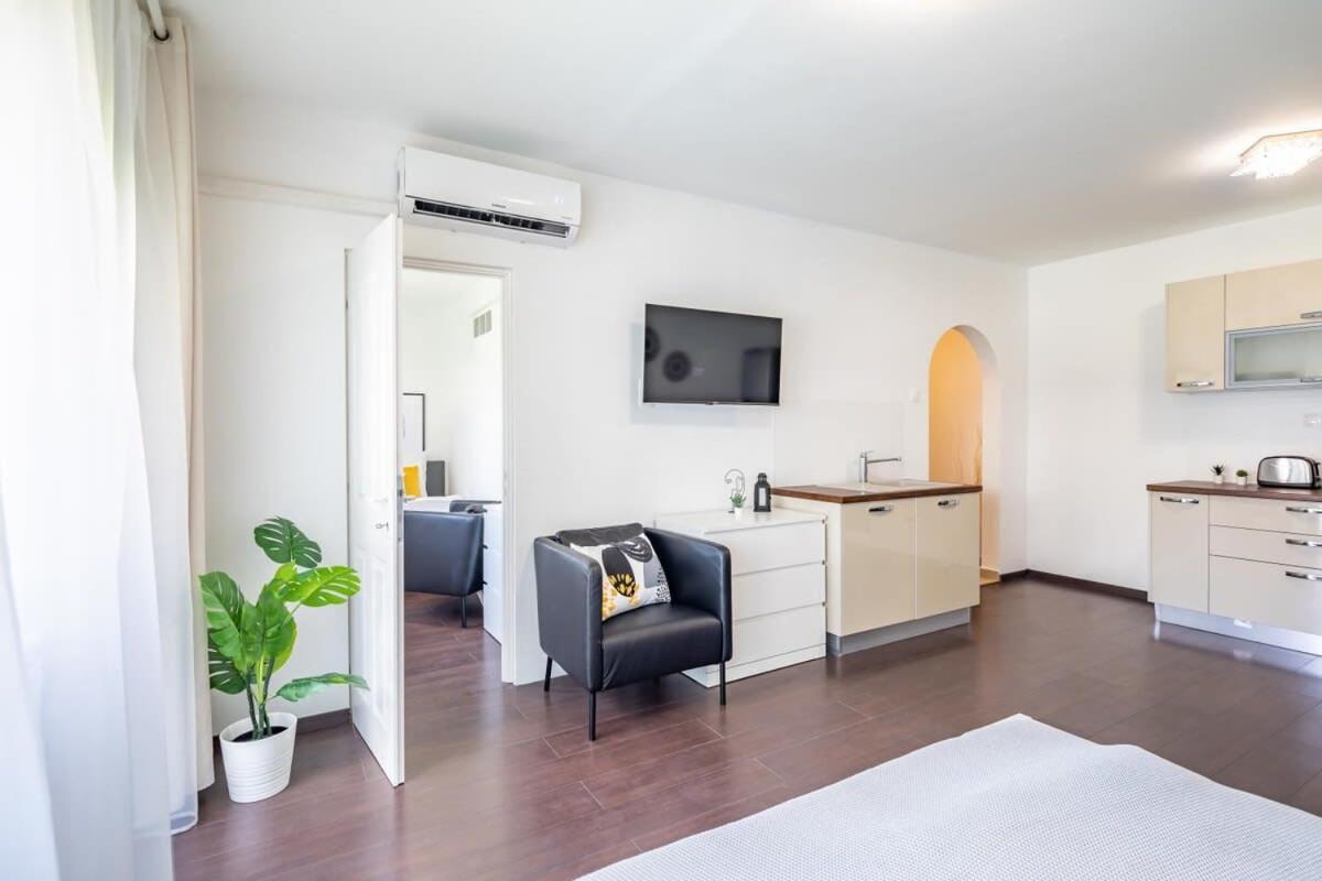 Sunny Balcony - Cute And Cozy Appartement