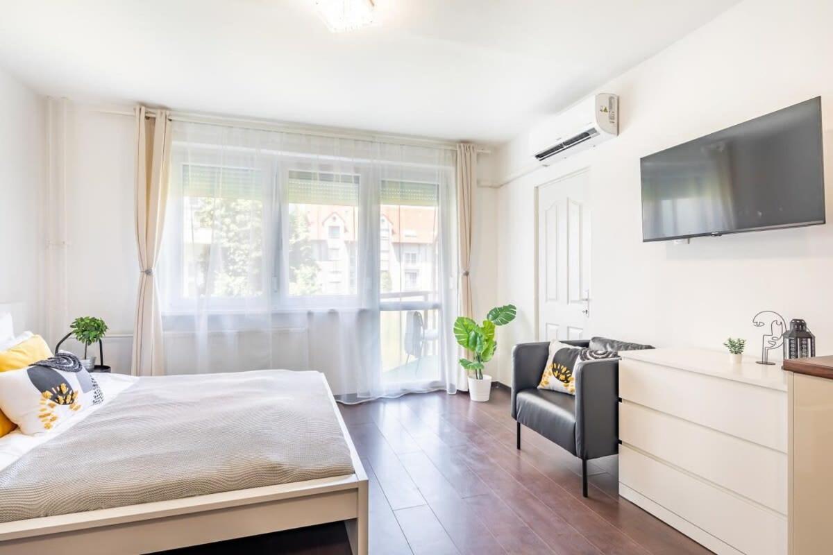 Sunny Balcony - Cute And Cozy *