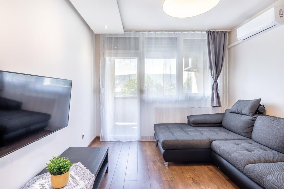 Cozy Quiet With A Balcony Apartment *