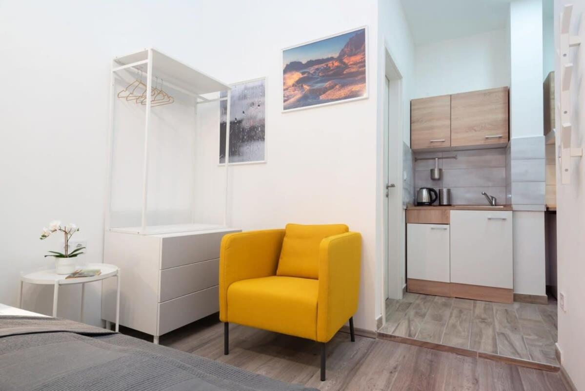 Apartment Modern Stylish At Location